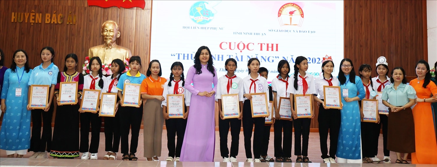 Bà Phan Thị Ngân Hạnh, Chủ tịch Hội LHPN tỉnh Ninh Thuận trao giải thưởng cho các đội tham gia Cuộc thi “Thủ lĩnh tài năng”năm 2024. Bà Phan Thị Ngân Hạnh, Chủ tịch Hội LHPN tỉnh Ninh Thuận trao giải thưởng cho các đội tham gia Cuộc thi “Thủ lĩnh tài năng”năm 2024.