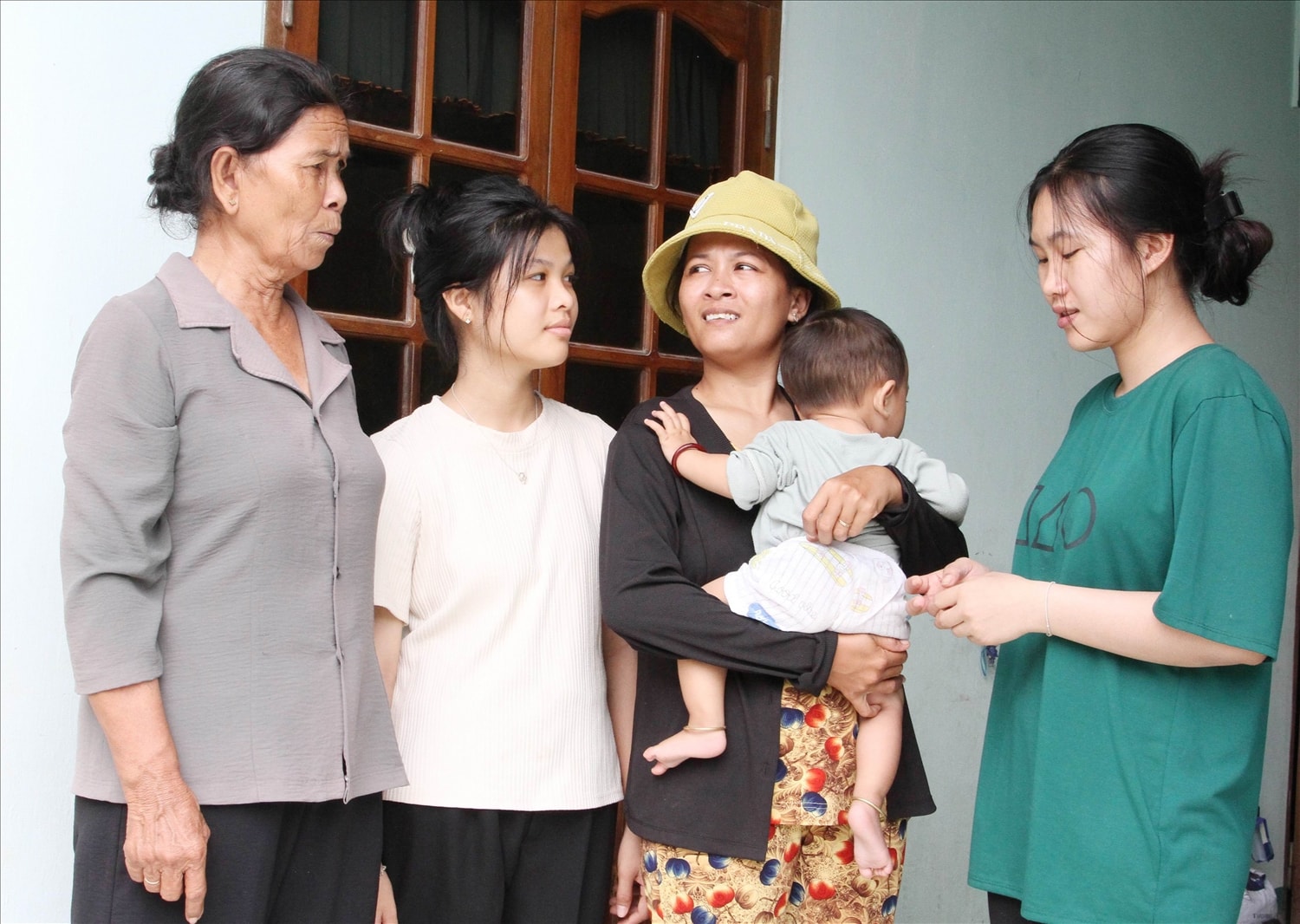 Người có uy tín Mang Thị Điền (ngoài cùng bên trái) tuyên truyền vận động đồng bào Raglay thôn Xóm Bằng (xã Bắc Sơn, huyện Thuận Bắc) đẩy lùi tệ nạn tảo hôn và hôn nhân cận huyết thống. Người có uy tín Mang Thị Điền (ngoài cùng bên trái) tuyên truyền vận động đồng bào Raglay thôn Xóm Bằng (xã Bắc Sơn, huyện Thuận Bắc) đẩy lùi tệ nạn tảo hôn và hôn nhân cận huyết thống.