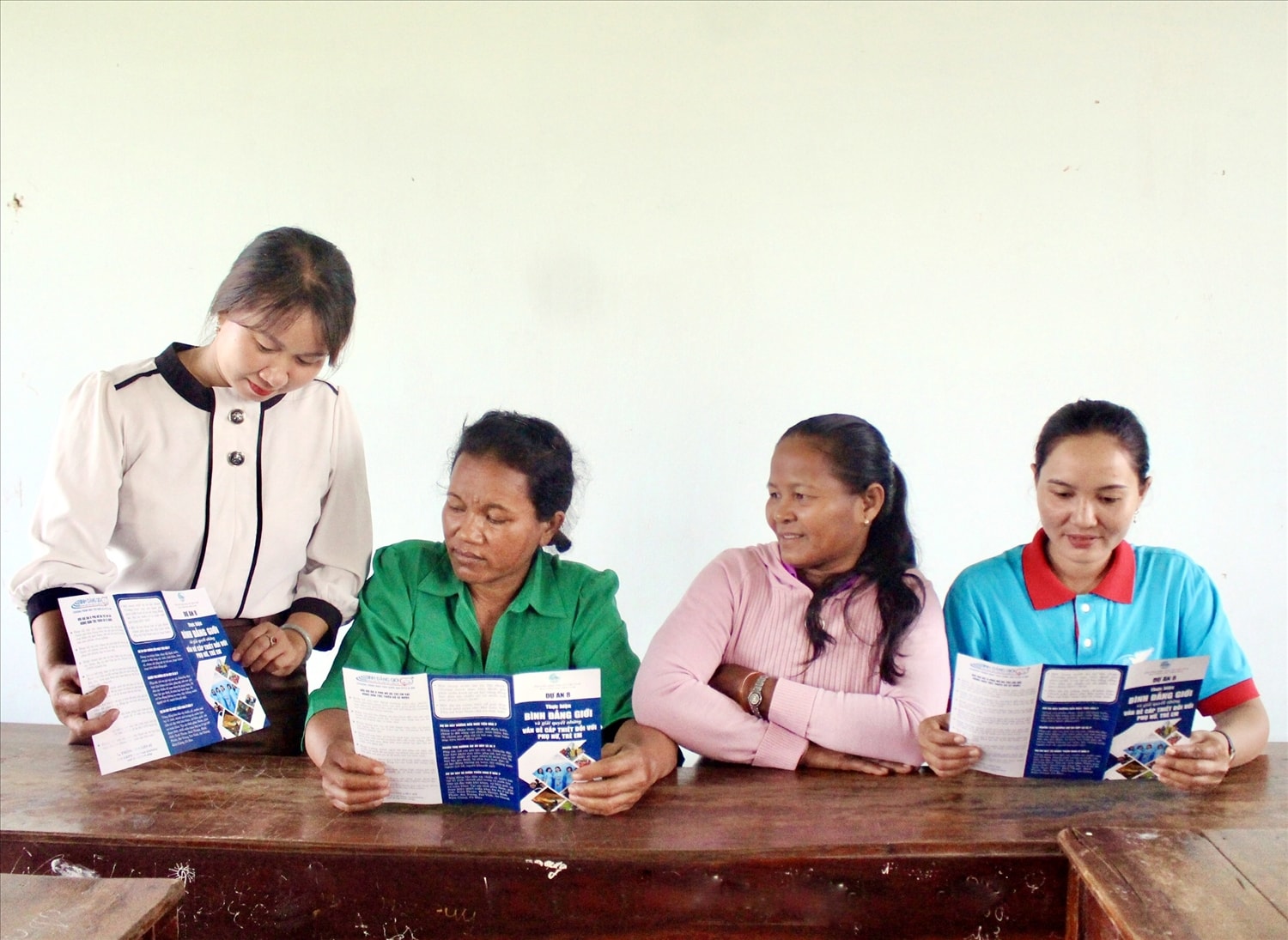 Hội LHPN huyện Bác Ái tuyên truyền thực hiện bình đẳng giới và giải quyết những vấn đề cấp thiết đối với phụ nữ và trẻ em. Hội LHPN huyện Bác Ái tuyên truyền thực hiện bình đẳng giới và giải quyết những vấn đề cấp thiết đối với phụ nữ và trẻ em.