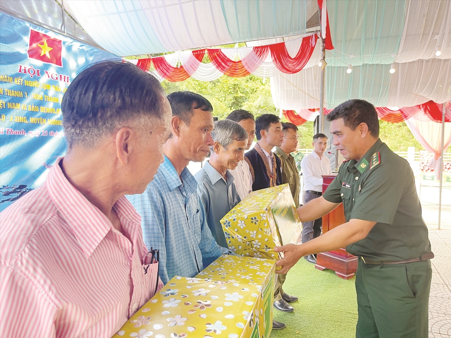 Lãnh đạo Bộ Chỉ huy Bộ đội Biên phòng Quảng Trị trao quà cho các bản (Lào) tại Hội nghị sơ kết 15 năm bản - bản kết nghĩa.