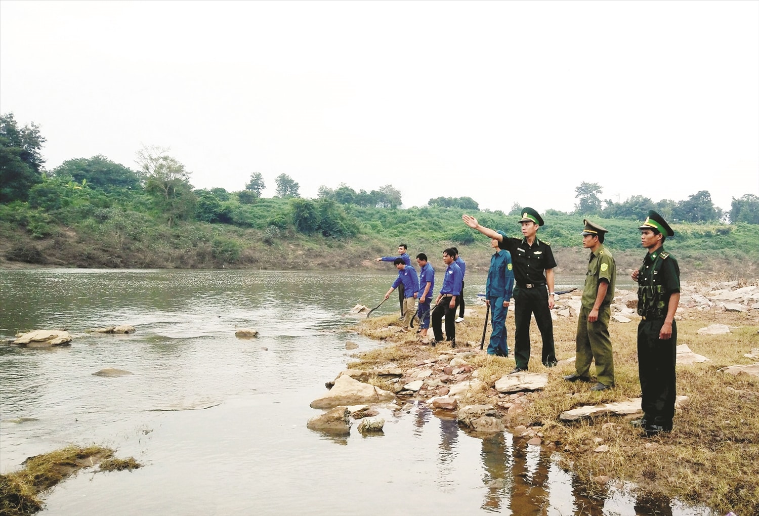 Lực lượng dân quân, đoàn viên, thanh niên xã Thanh,  huyện Hướng Hóa, tỉnh Quảng Trị cùng cán bộ, chiến sĩ  Đồn Biên phòng Thanh tuần tra biên giới.