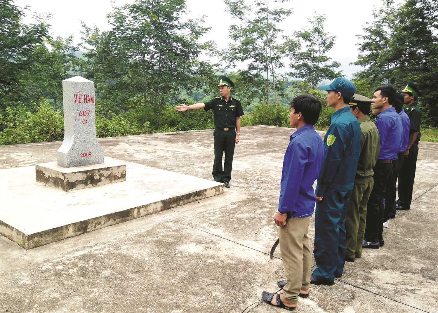 Lực lượng dân quân, đoàn viên, thanh niên xã Thanh, huyện Hướng Hóa, tình Quảng Trị tham gia bảo vệ đường biên, cột mốc.