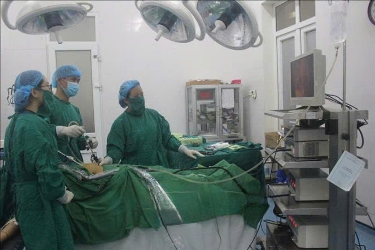Các bác sĩ Trung tâm Y tế huyện Yên Lạc (Vĩnh Phúc) thực hiện mổ nội soi cho bệnh nhân