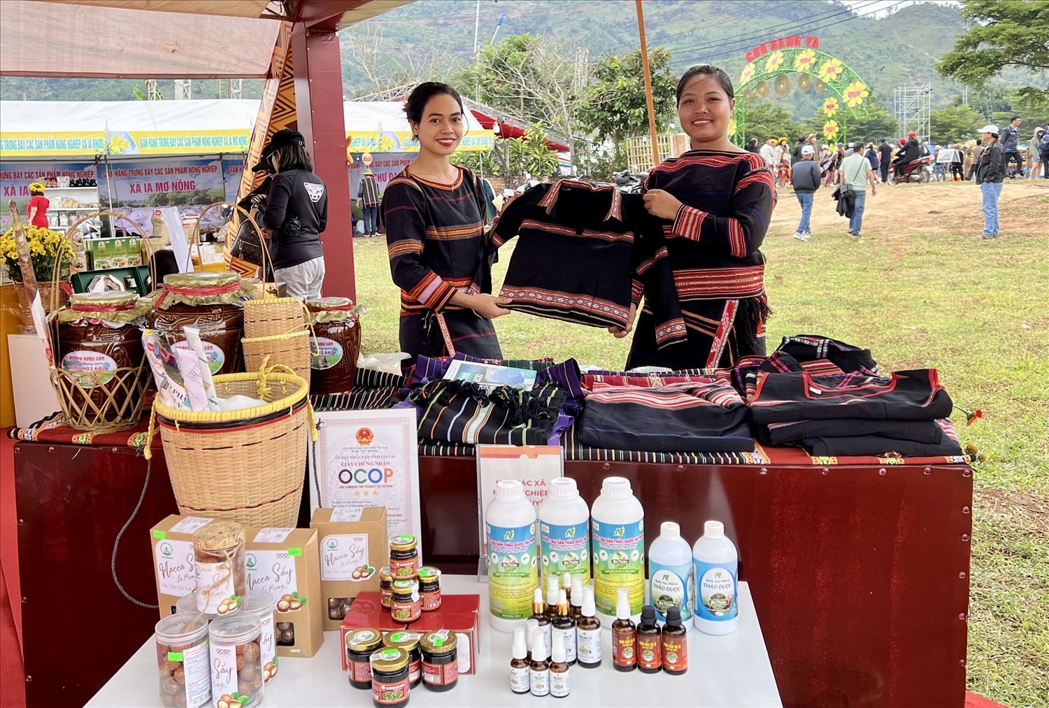 Gian hàng trưng bày sản phẩm đặc trưng của huyện Chư Păh Gian hàng trưng bày sản phẩm đặc trưng của huyện Chư Păh