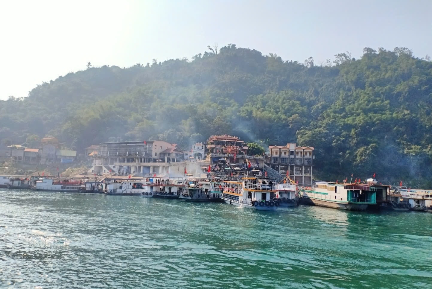 Hồ Hòa Bình đã hình thành tuyến du lịch đường thủy di chuyển bằng tàu trên sông Đà qua Hòa Bình, Sơn La, Điện Biên và Lai Châu Hồ Hòa Bình đã hình thành tuyến du lịch đường thủy di chuyển bằng tàu trên sông Đà qua Hòa Bình, Sơn La, Điện Biên và Lai Châu