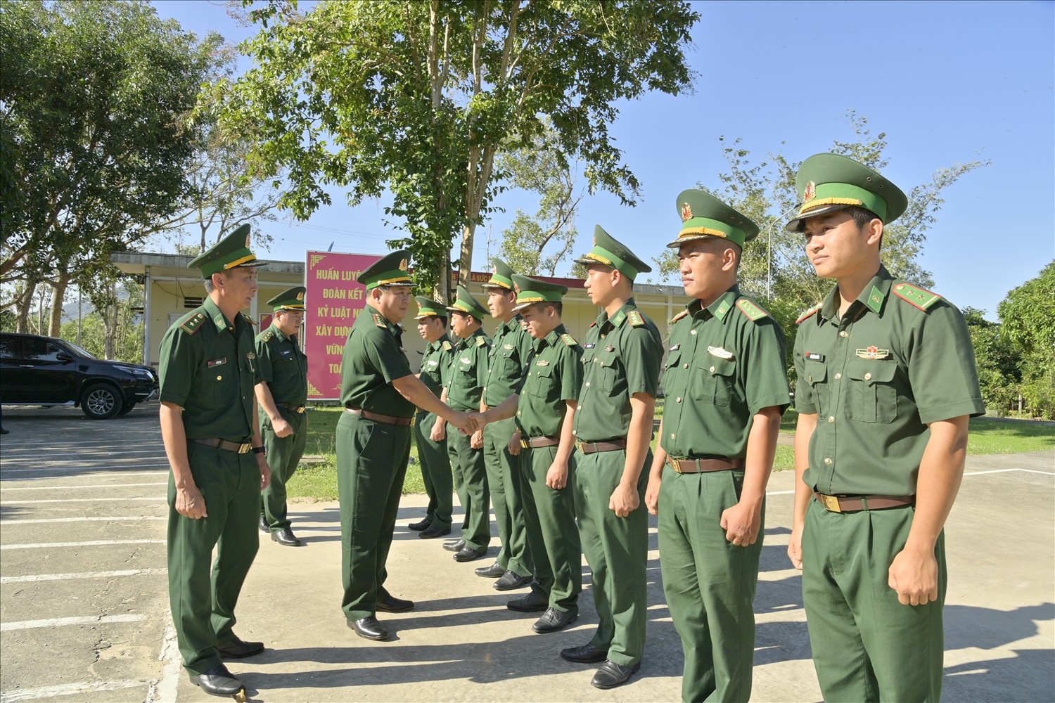 Đại tá Phạm Văn Thắng, Chỉ huy trưởng, Trưởng đoàn kiểm tra Bộ Chỉ huy Bộ đội Biên phòng tỉnh Kiên Giang đến thăm các đồn Biên phòng tuyến đảo Phú Quốc. Đại tá Phạm Văn Thắng, Chỉ huy trưởng, Trưởng đoàn kiểm tra Bộ Chỉ huy Bộ đội Biên phòng tỉnh Kiên Giang đến thăm các đồn Biên phòng tuyến đảo Phú Quốc.