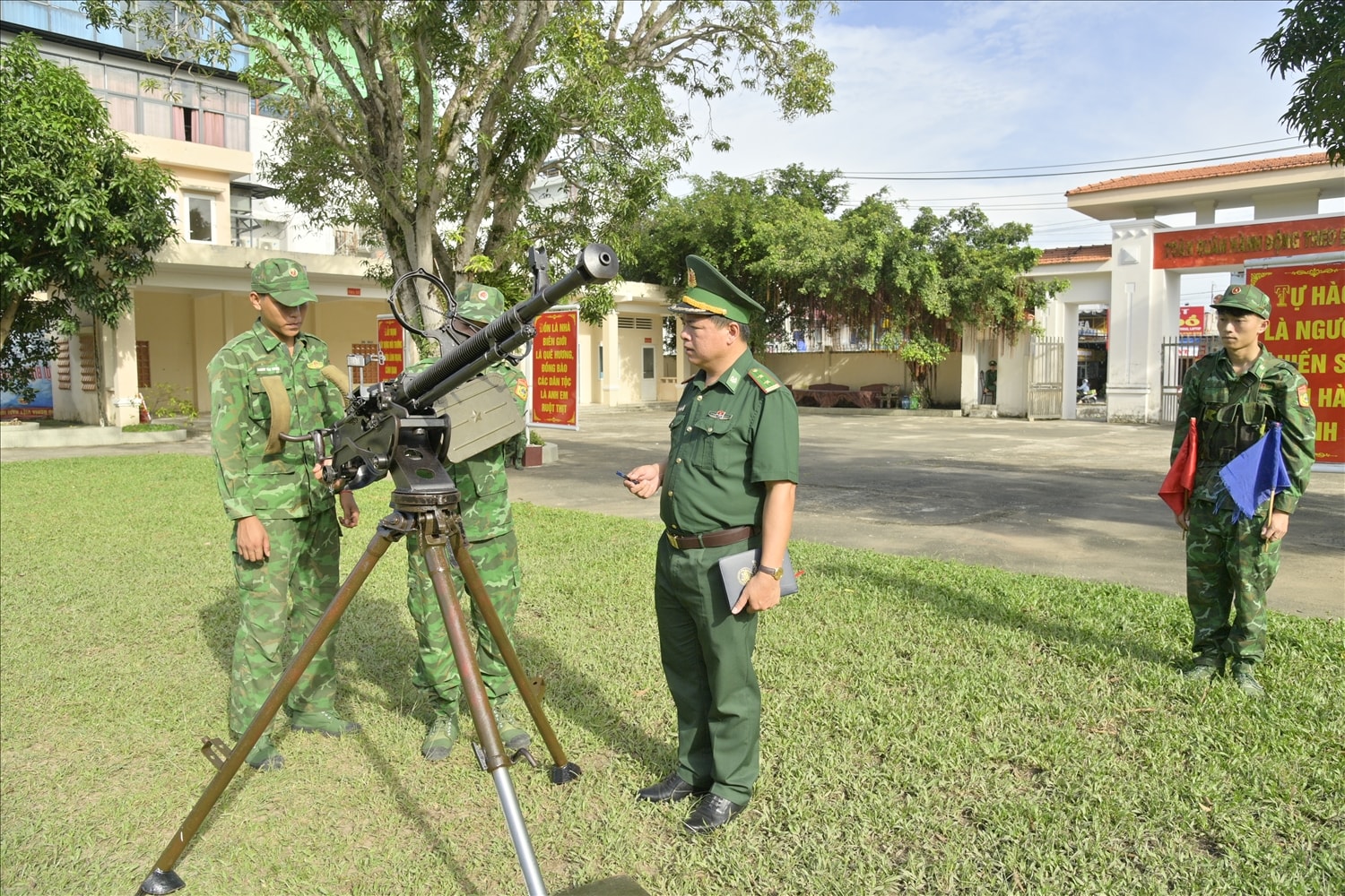 Đại tá Phạm Văn Thắng, Chỉ huy trưởng Bộ đội Biên phòng tỉnh Kiên Giang kiểm tra công tác huấn luyện ... Cơ quan chuyên môn kiểm tra công tác huấn luyện