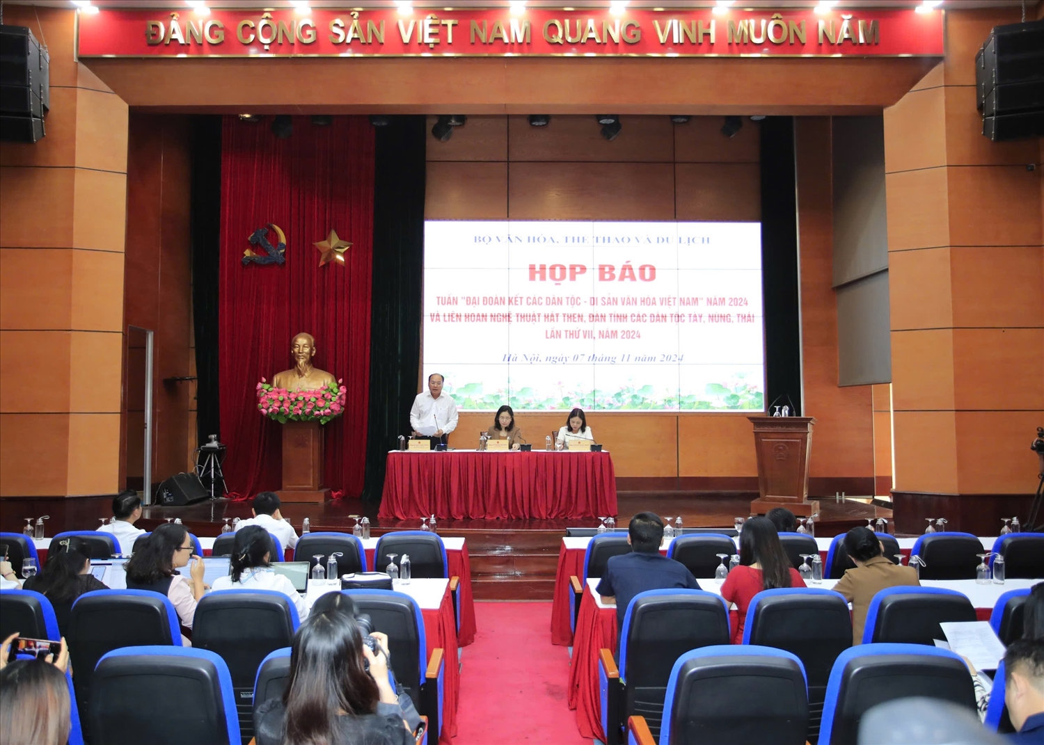  (Tin -đã BT) Tổ chức Liên hoan nghệ thuật hát then, đàn tính tại Làng Văn hóa - Du lịch các dân tộc Việt Nam 