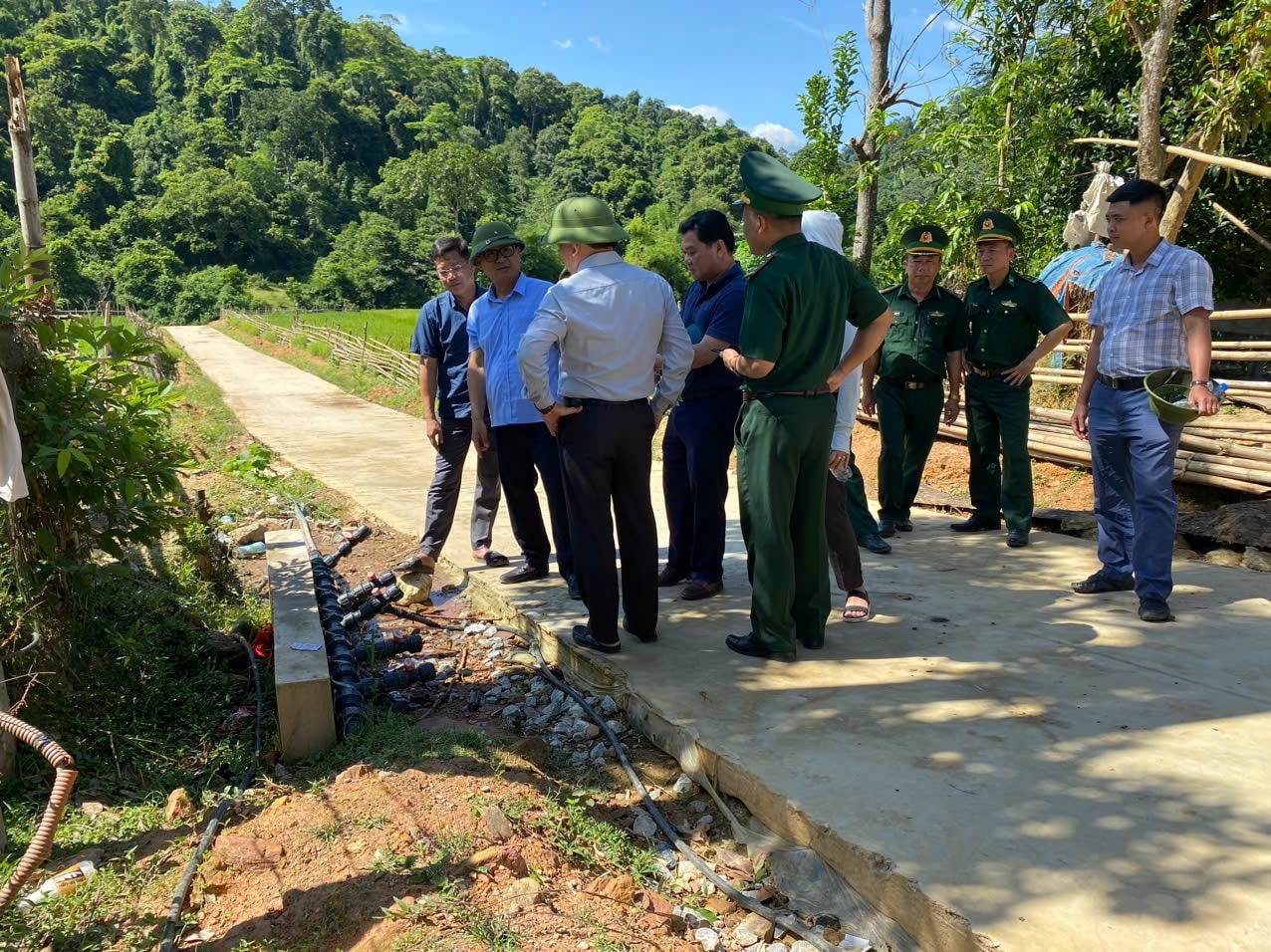 Đoàn giám sát của UBDT kiểm tra công trình cấp nước sinh hoạt tập trung vừa được đầu tư cho đồng bào Đan Lai ở bản Co Phạt xã Môn Sơn huyện Con Cuông
