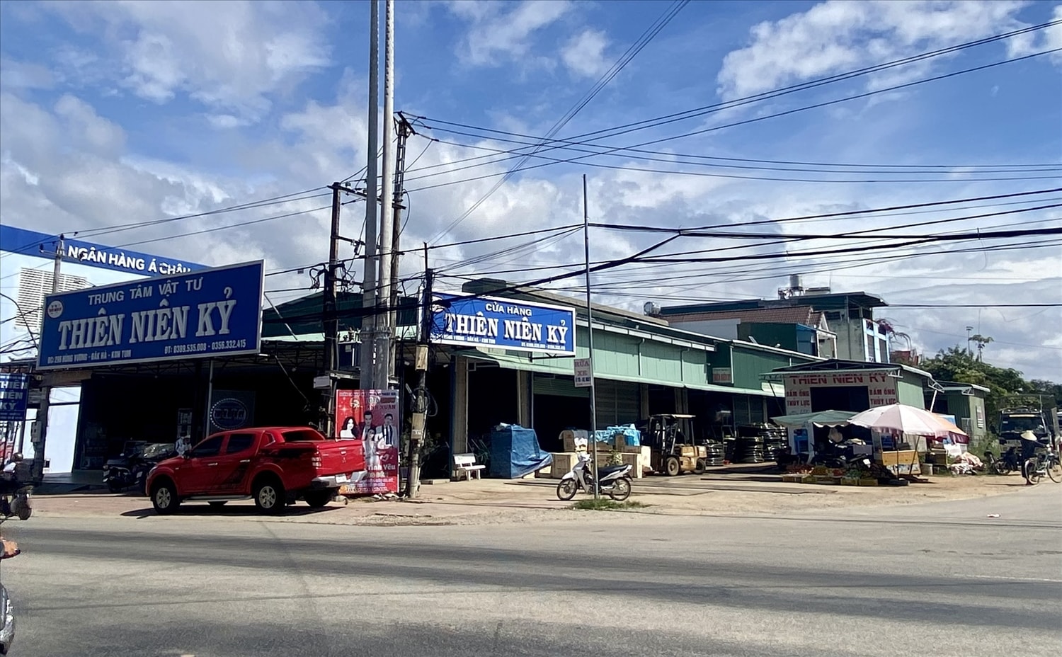 Khu đất mà UBND huyện Đăk Hà cho ông Hà Quang Tứ mượn và sau đó giao đất có thu tiền sử dụng đất nhưng không qua đấu giá có vị trí đắc địa bật nhất ở thị trấn Đăk Hà