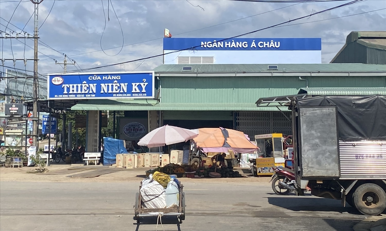 Vị đất UBND huyện Đăk Hà cho ông Hà Quang Tứ mượn tạm phía mặt tiền đường Hoàng Thị Loan và các công trình đã được xây dựng trên đất cho mượn