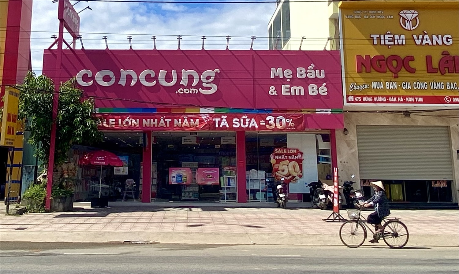 Sau khi được thuê đất, ông Lâm tự ý xây dựng công trình trên suối, hành lang suối và hiện đang cho thuê làm cửa hàng Con Cưng 