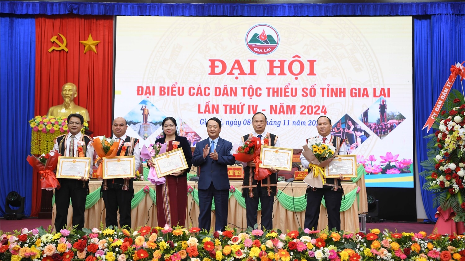 Ủy viên Ban Chấp  Trung ương Đảng, Bộ trưởng, Chủ nhiệm Ủy ban Dân tộc Hầu A Lềnh trao Bằng khen cho tập thể, cá nhân có thành tích xuất sắc trong thực hiện công tác dân tộc và chính sách dân tộc của Đảng, Nhà nước