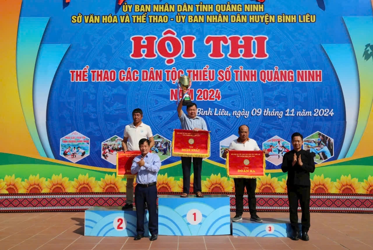 Ban tổ chức trao giải toàn đoàn cho các đoàn tham gia Hội thi