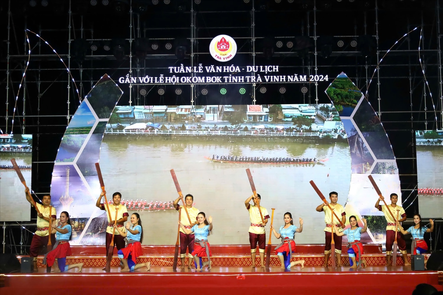 Tiết mục múa dân gian Khmer “Ghe ngo ngày hội” do diễn viên Đoàn Nghệ thuật Khmer Ánh Bình Minh biểu diễn