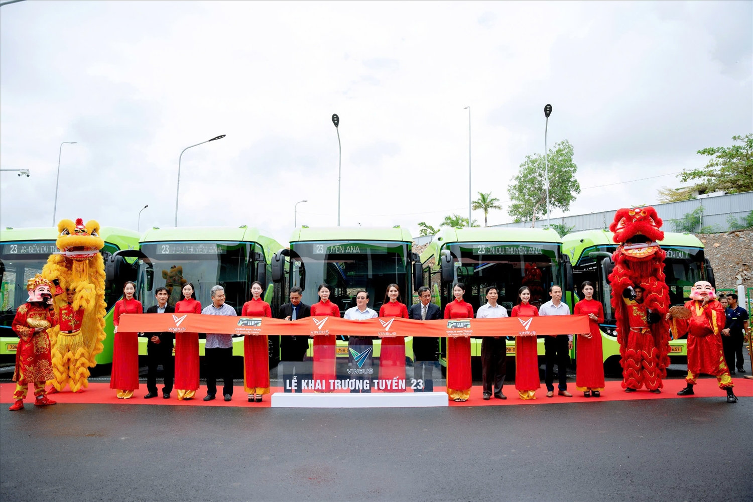 (CĐ BÙI HẠ) VinBus khai trương truyến buýt điện đầu tiên tại Nha Trang