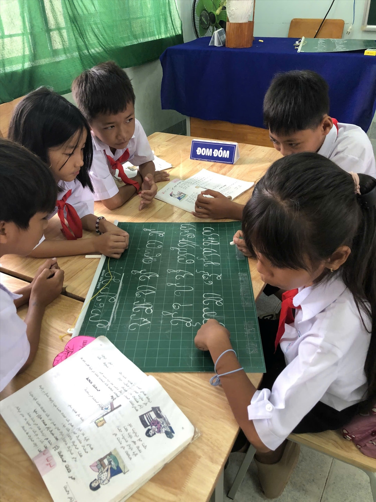 Các em học sinh dân tộc Chăm cùng học chữ Chăm Các em học sinh dân tộc Chăm cùng học chữ Chăm