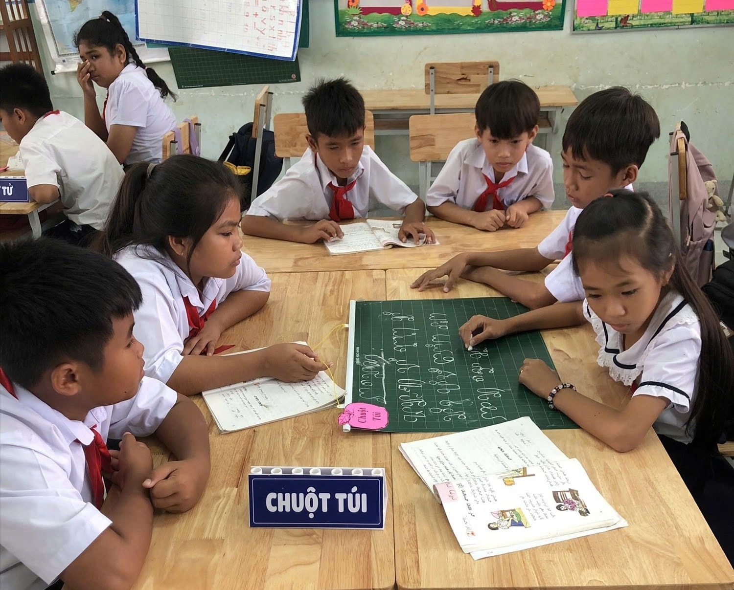 Học sinh lớp 5 Trường Tiểu học học tiếng Chăm Học sinh lớp 5 Trường Tiểu học học Lâm Giang tiếng Chăm