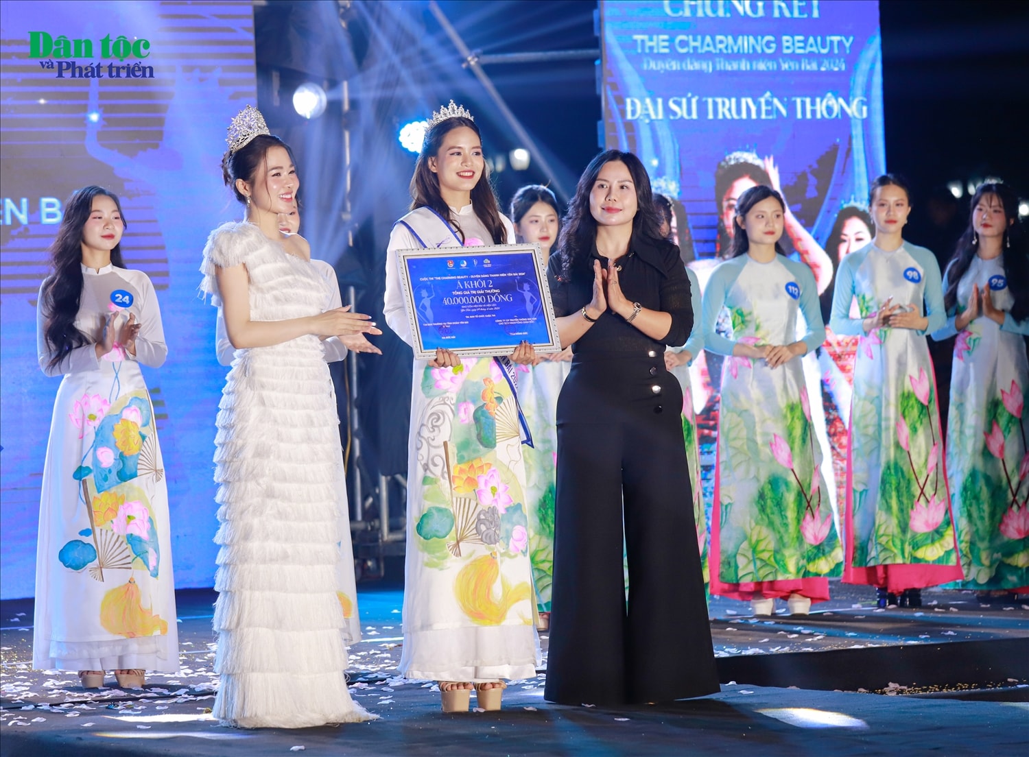 Nữ sinh Nguyễn Uyên Trang dành ngôi vị Á khôi 2, đồng thời đây cũng là thí sinh được yêu thích nhất tại cuộc thi thông qua cổng bình chọn