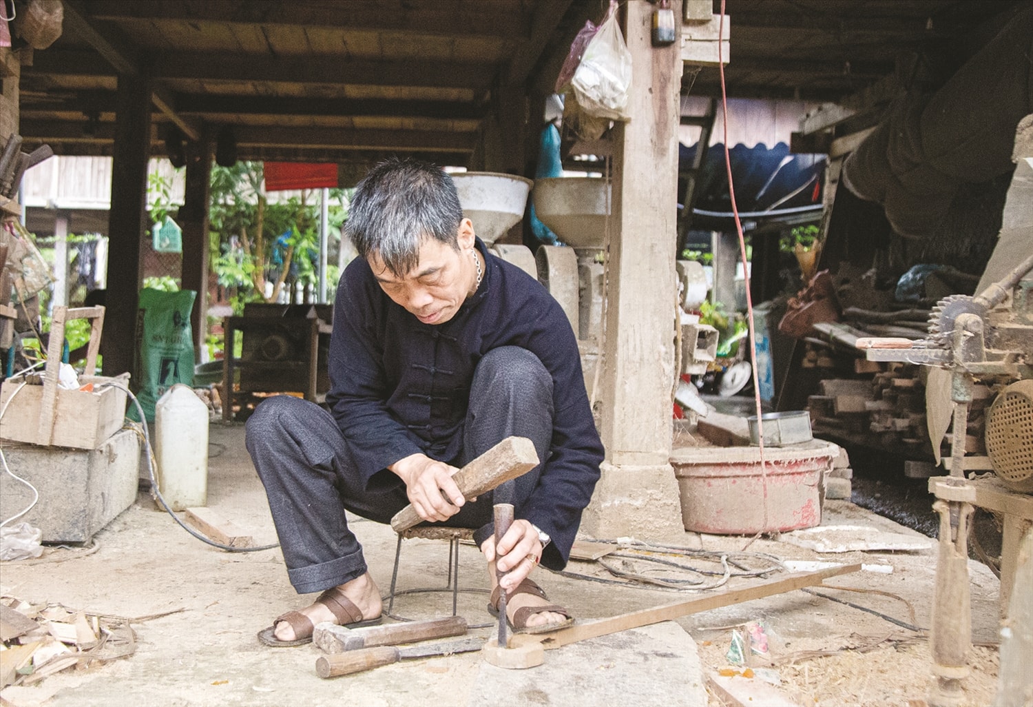 Phần thân đàn sẽ được người thợ đo bằng nắm tay (9 nắm tay)  có chiều dài trung bình 85cm - 1m, tùy thuộc vào sải tay  người sử dụng đàn. Gỗ được sử dụng thường là các loại gỗ có  đặc tính nhẹ, dẻo dai và trơn để khi đánh đàn, người chơi dễ vuốt.