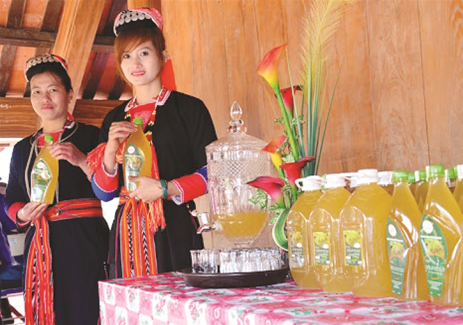 Phụ nữ Dao thanh y giới thiệu đặc sản rượu bâu. Phụ nữ Dao thanh y giới thiệu đặc sản rượu bâu.