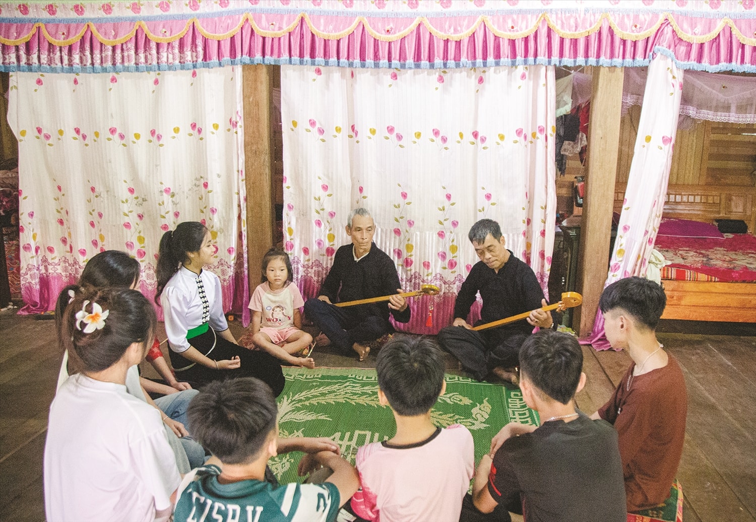 Nghệ nhân đệm đàn tính, hát Then, truyền dạy cho thế hệ trẻ.