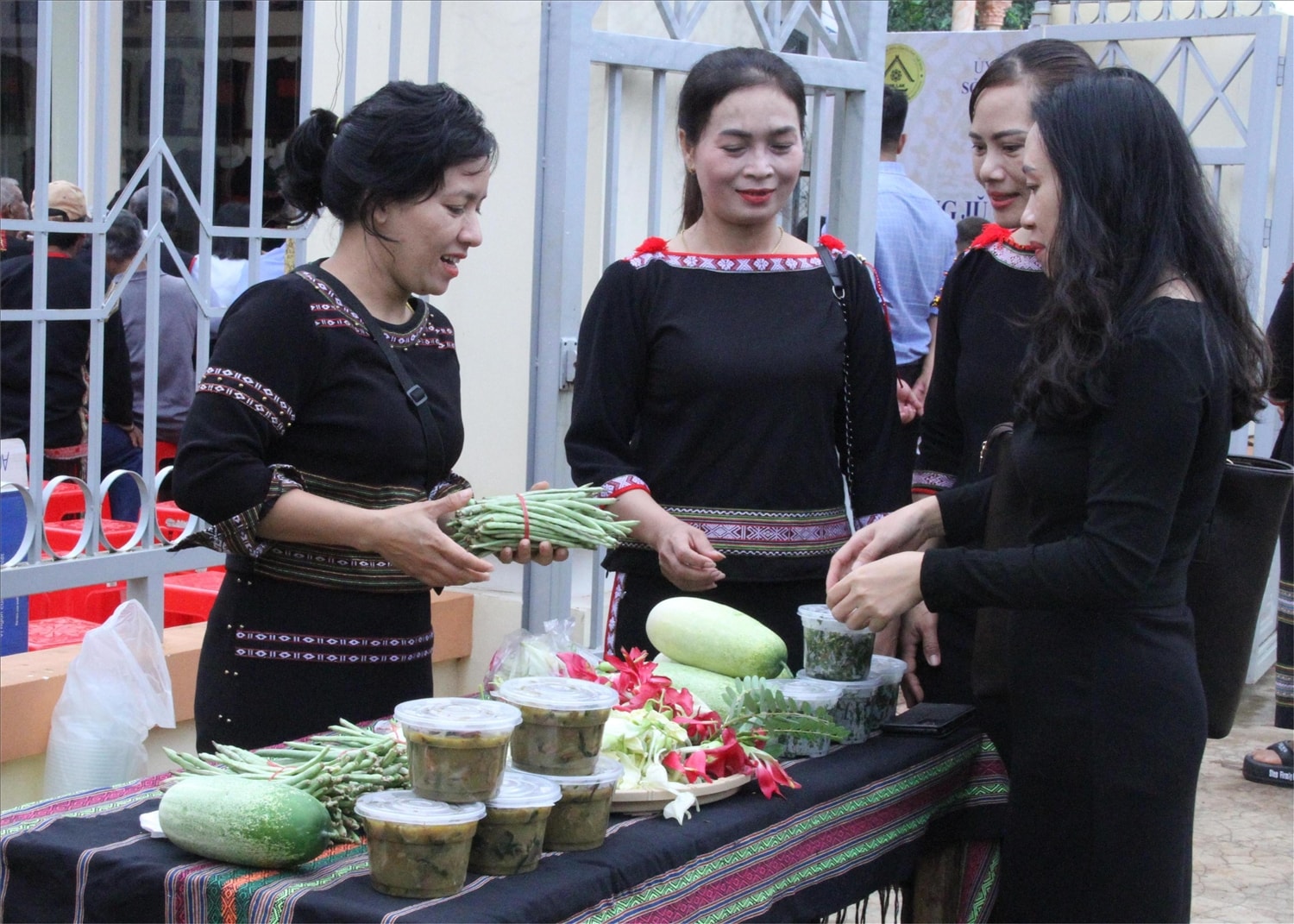Nhiều phụ nữ trong buôn chế biến món ăn truyền thống phục vụ du khách Nhiều phụ nữ trong buôn chế biến món ăn truyền thống phục vụ du khách