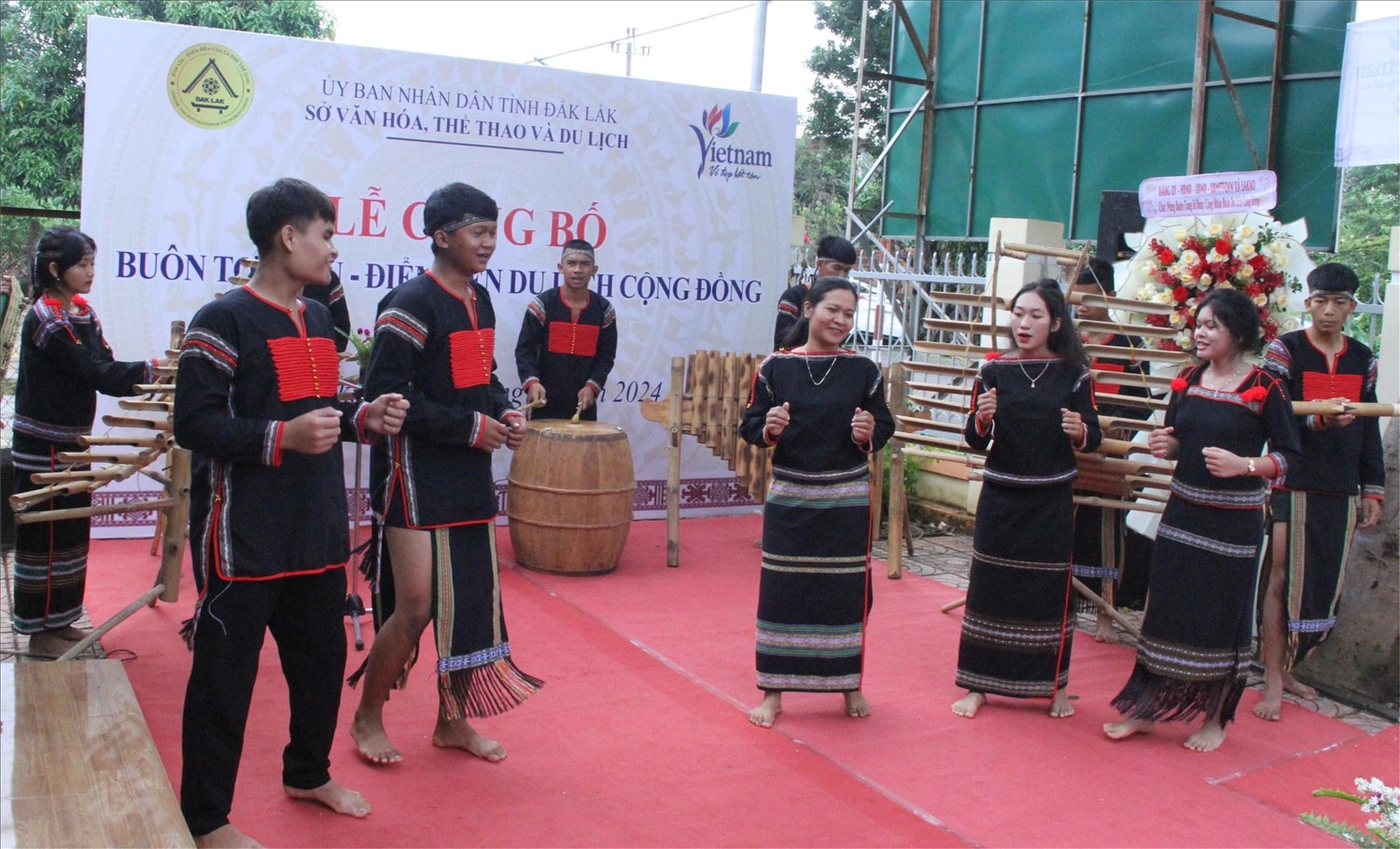 Buôn Tơng Jú thành lập các đội văn nghệ, biểu diễn khi lễ, tết và phục vụ khách du lịch Buôn Tơng Jú thành lập các đội văn nghệ, biểu diễn khi lễ, tết và phục vụ khách du lịch