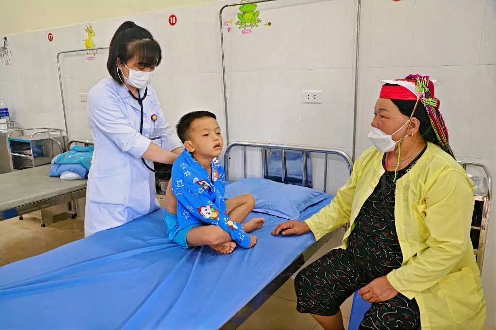Với nguồn nhân vật lực được quan tâm, ngành Y tế đã bảo đảm được công tác khám chữa bệnh ban đầu cho người dân vùng đồng bào DTTS và miền núi tỉnh Quảng Ninh. (Trong ảnh: Chăm sóc sức khỏe cho bệnh nhân tại Trung tâm Y tế huyện Bình Liêu) Với nguồn nhân vật lực được quan tâm, ngành Y tế đã bảo đảm được công tác khám chữa bệnh ban đầu cho người dân vùng đồng bào DTTS và miền núi tỉnh Quảng Ninh. (Trong ảnh: Chăm sóc sức khỏe cho bệnh nhân tại Trung tâm Y tế huyện Bình Liêu)