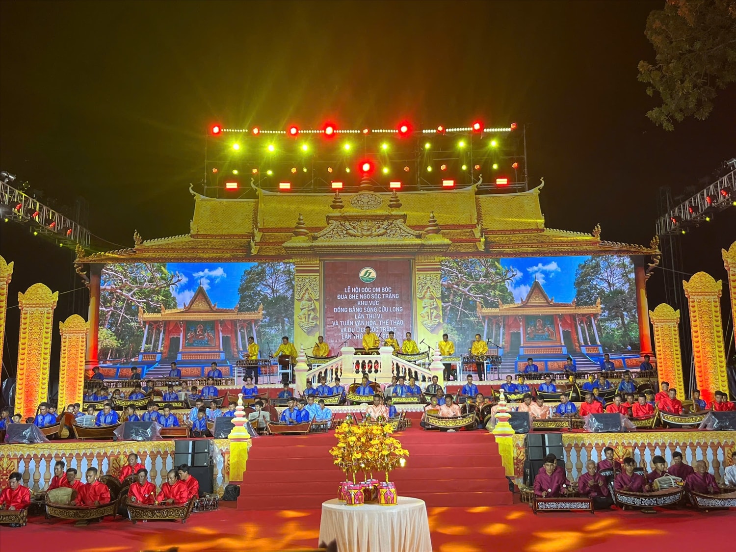 Hơn 200 nghệ nhân diễn tấu nhạc Ngũ âm trong chương trình.