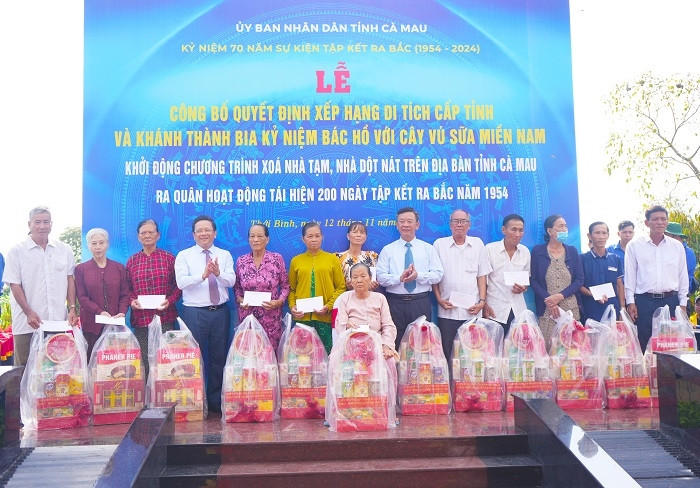 Đại diện lãnh đạo tỉnh Cà Mau trao quà đến các hộ gia đình chính sách tại buổi lễ