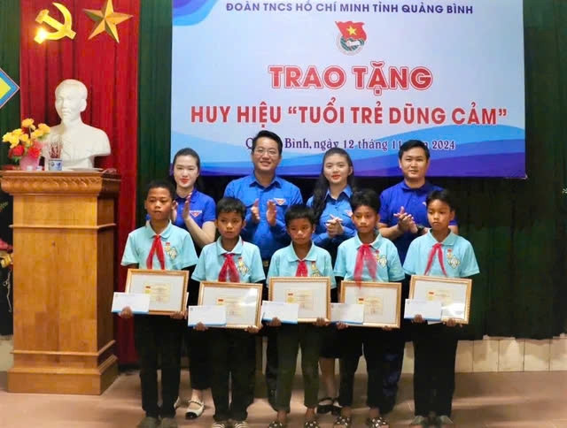 Trao Huy hiệu Tuổi trẻ dũng cảm cho 5 học sinh Trường Phổ thông Dân tộc Nội trú huyện Bố Trạch  cứu sống 2 em nhỏ đuối nước