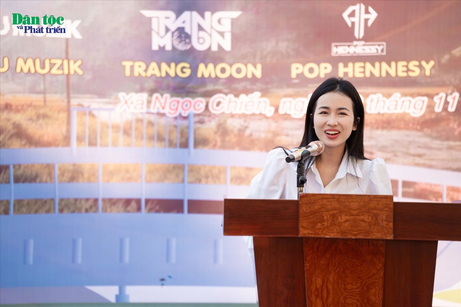 Chị Hà Quỳnh Trang – nghệ danh Trang Moon đại diện Nhóm thiện nguyện của các DJ và khán giả nghe nhạc phát biểu tại lễ khánh thành Chị Hà Quỳnh Trang – nghệ danh Trang Moon đại diện Nhóm thiện nguyện của các DJ và khán giả nghe nhạc phát biểu tại lễ khánh thành