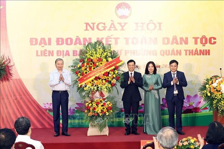 Tổng Bí thư Tô Lâm tặng hoa chúc mừng Đảng ủy, UBND, UBMTTQ phường Quán Thánh, quận Ba Đình, Hà Nội - Ảnh: TTXVN