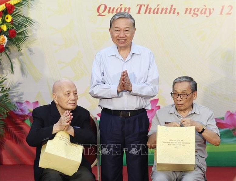 Tổng Bí thư Tô Lâm tặng quà cho các đồng chí Đảng viên trên 70 năm tuổi Đảng - Ảnh: TTXVN