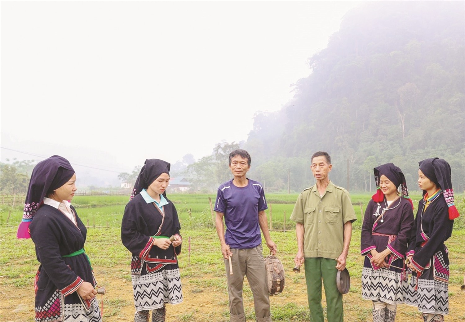 Ông Đặng Thế Toàn (thứ 3 từ phải sang) luôn mong muốn truyền dạy lại cho lớp trẻ những nghi lễ văn hoá của người Dao tiền để giữ gìn bản sắc văn hóa dân tộc Ông Đặng Thế Toàn (thứ 3 từ phải sang) luôn mong muốn truyền dạy lại cho lớp trẻ những nghi lễ văn hoá của người Dao tiền để giữ gìn bản sắc văn hóa dân tộc