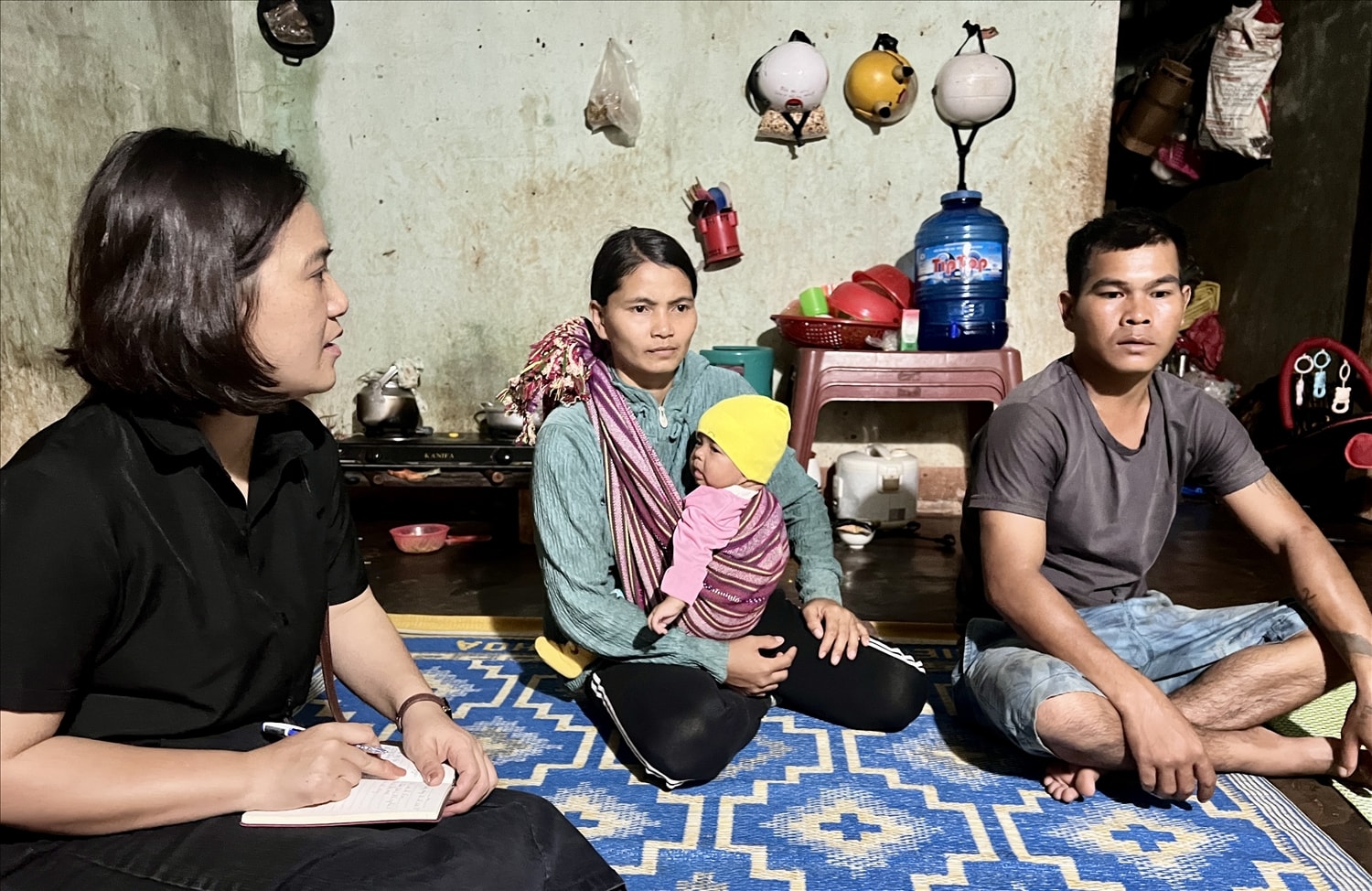 Vợ chồng anh Rơ Châm Kiên chia sẻ sự lo loắng trước tình trạng 5 con heo được UBND thị trấn Ia ly cấp đã lần lượt chết hết