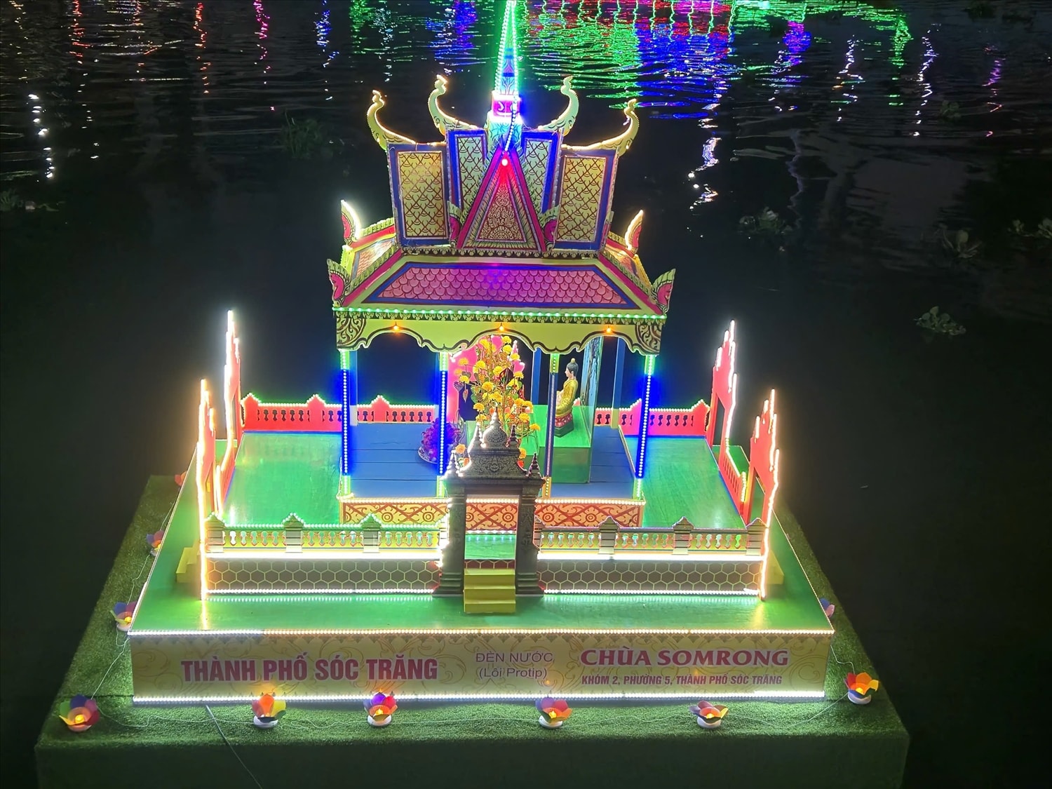 Ông Sơn Pô, Phó Giám đốc Sở Văn hóa, Thể thao và Du lịch tỉnh Sóc Trăng cho biết: Trình diễn thả đèn nước (Lôi Protip) và ghe Cà Hâu được triển khai từ kế hoạch thực hiện Dự án 6 về Bảo tồn, phát huy giá trị văn hóa truyền thống tốt đẹp của các DTTS gắn với phát triển du lịch, thuộc Chương trình mục tiêu quốc gia phát triển kinh tế - xã hội vùng đồng bào DTTS và miền núi giai đoạn 2021 - 2030; giai đoạn I: Từ năm 2021 - 2025