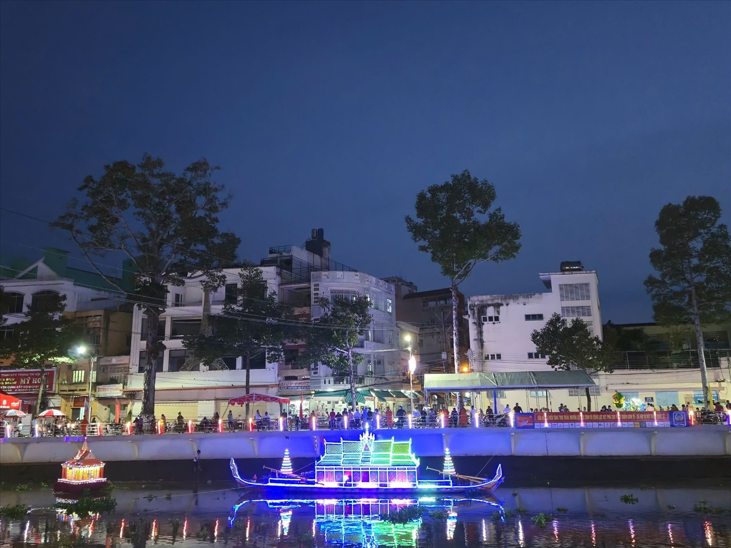 Ghe Cà Hâu được hiểu là ghe hầu, loại thuyền độc mộc dành cho Thượng tọa, Đại đức, người có uy tín ngồi, chỉ đạo các đội thi đấu trong các cuộc đua ghe Ngo. Ngoài ra, ghe Cà Hâu còn dùng để chuyên chở lương thực, nước uống, dàn nhạc... phục vụ, tiếp hậu cần cho đội ghe Ngo trong những cuộc đua, đường đua.