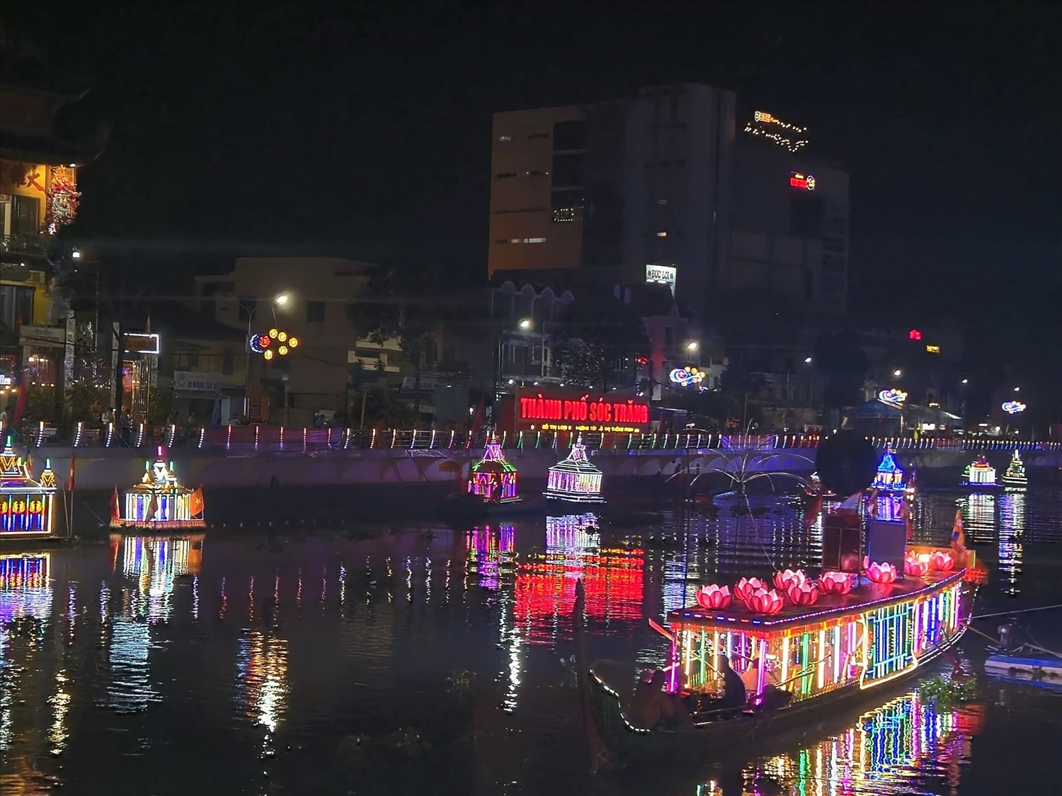 Trên dòng sông Maspéro, ngoài những chiếc đèn mang dáng dấp của những ngôi chùa tại địa phương được thiết kế công phu sáng tạo, cách điệu, hài hòa với không gian sông nước lung linh còn có những chiếc ghe Cà Hâu được phục dựng sinh động, đẹp mắt.
