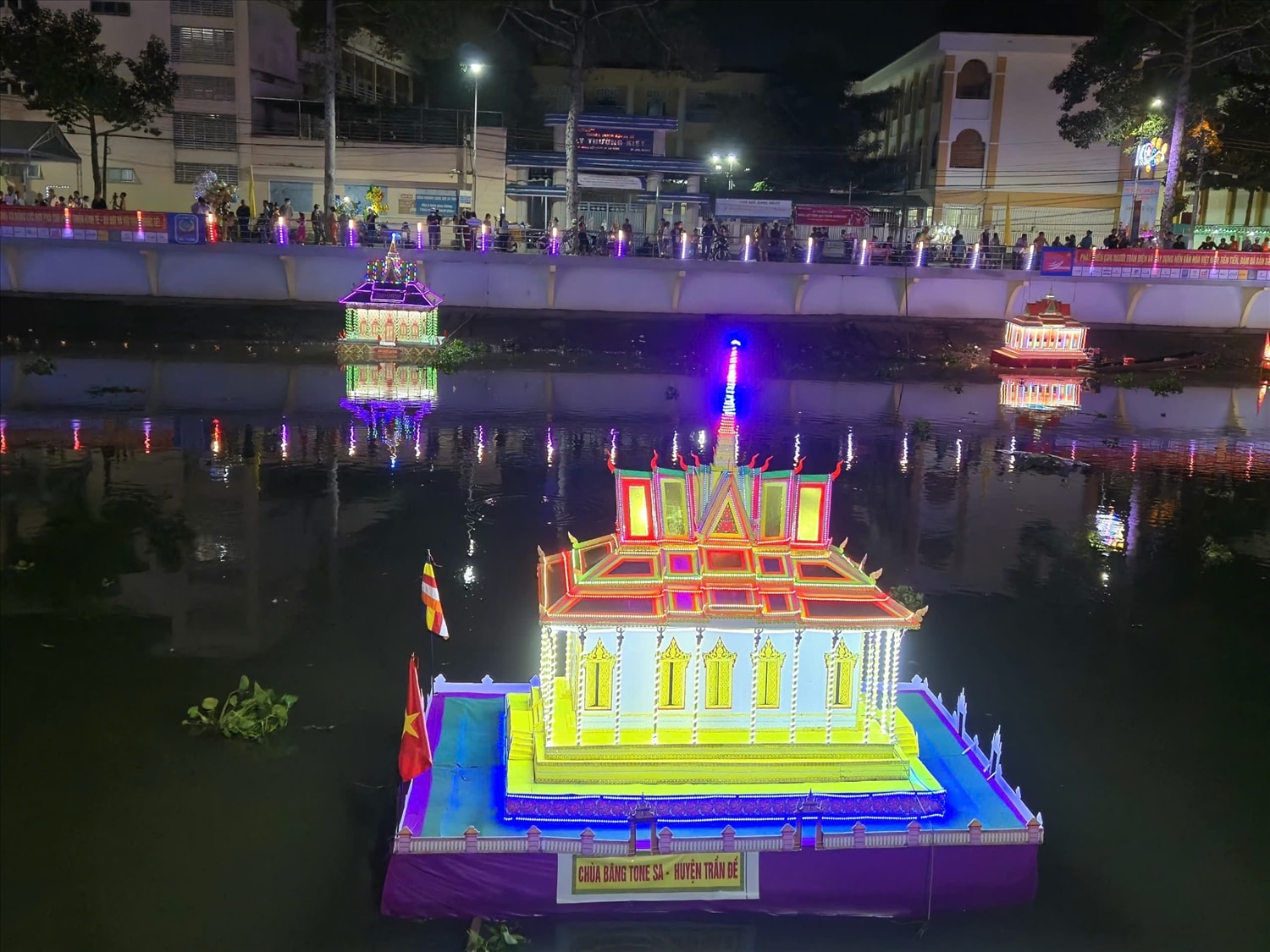 Đèn nước được mô phỏng theo giống kiến trúc của những ngôi chánh điện hoặc ngọn tháp với phần khung được làm bằng gỗ hoặc kim loại để tạo sự vững chãi; phần thân, mái ngói, chóp của thuyền được tạo hình bằng giấy bìa cứng; bên ngoài được trang trí với hoa, đèn và nhang, bên trong bày vật cúng tế.