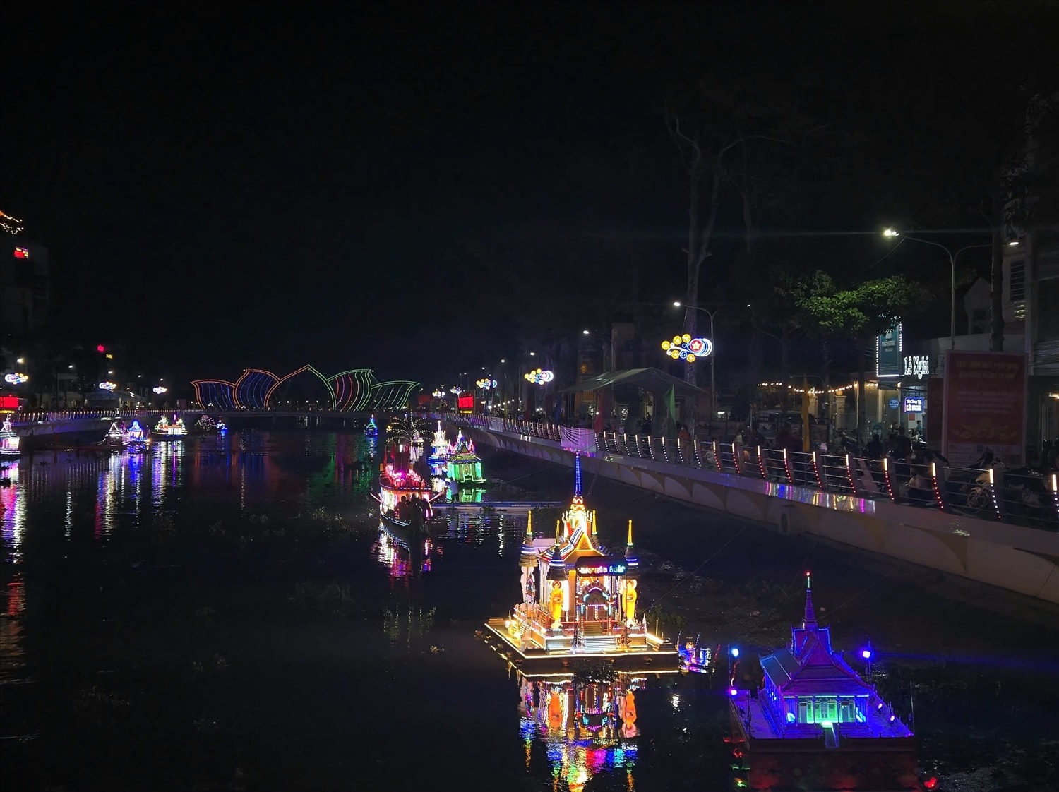 Chị Lý Thị Chanh (44 tuổi, trú tại xã An Hiệp, huyện Châu Thành, tỉnh Sóc Trăng) chia sẻ: Là dân tộc Khmer nên mỗi năm khi đến Lễ Oóc Om Bóc đều đến xem trình diễn thả đèn nước. Hoạt động này không chỉ giúp bản thân hiểu thêm về văn hóa dân tộc, mà còn là dịp giới thiệu đến bạn bè trong và ngoài tỉnh