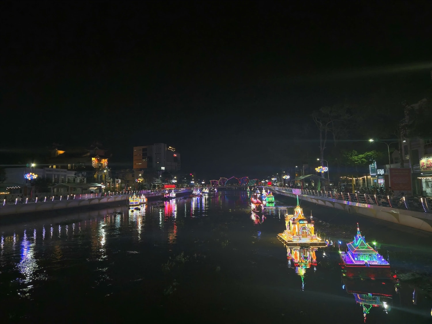 Trong chuỗi hoạt động Lễ hội Óoc Om Bóc - Đua ghe Ngo Sóc Trăng, Khu vực đồng bằng sông Cửu Long lần thứ VI và Tuần Văn hóa, Thể thao và Du lịch Sóc Trăng lần thứ I, năm 2024, từ ngày 12-14/11, trên sông Maspéro - đoạn giữa cầu C247 (cầu Quay) và cầu 30/4 (cầu Cao) diễn ra Chương trình trình diễn Lôi Protip và ghe Cà Hâu.