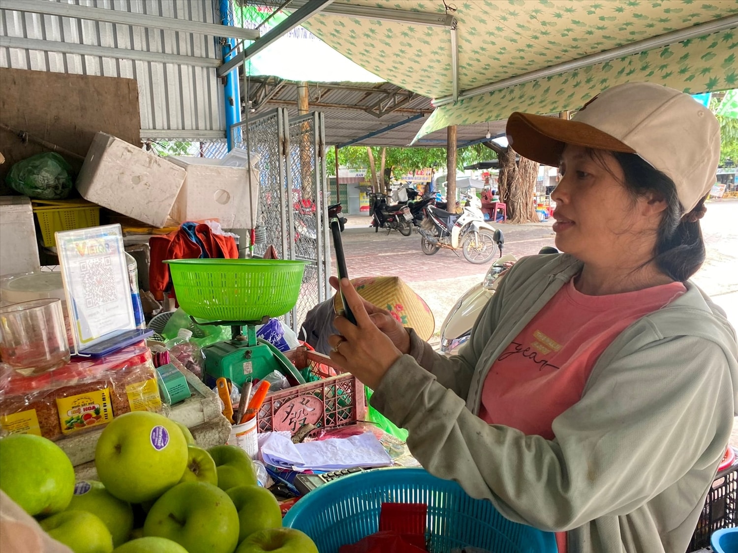 Người dân thanh toán điện tử khi mua hàng Người dân thanh toán điện tử khi mua hàng