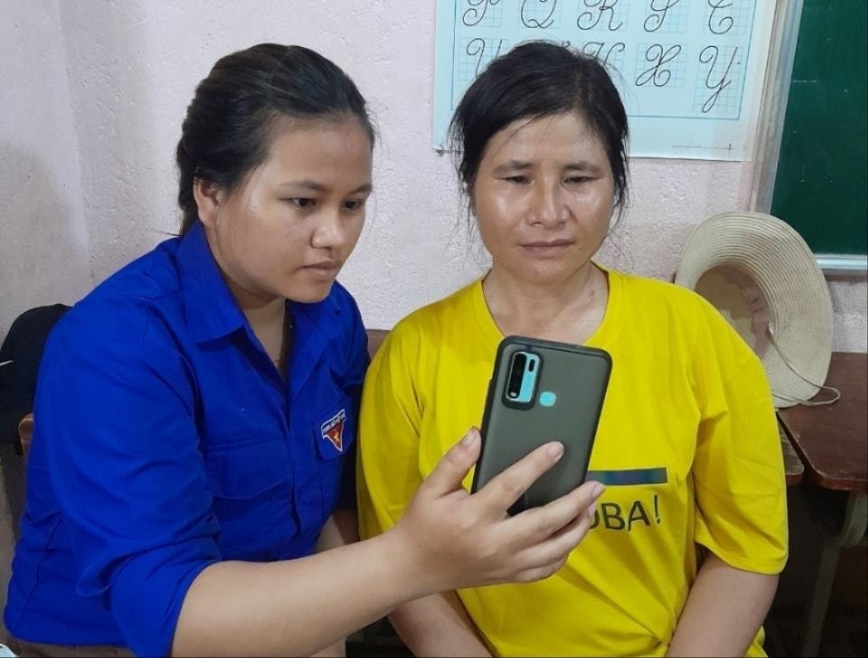 Thành viên Tổ công nghệ số cộng đồng đang hướng dẫn người dân cài đặt VNeID. Thành viên Tổ công nghệ số cộng đồng đang hướng dẫn người dân cài đặt VNeID.