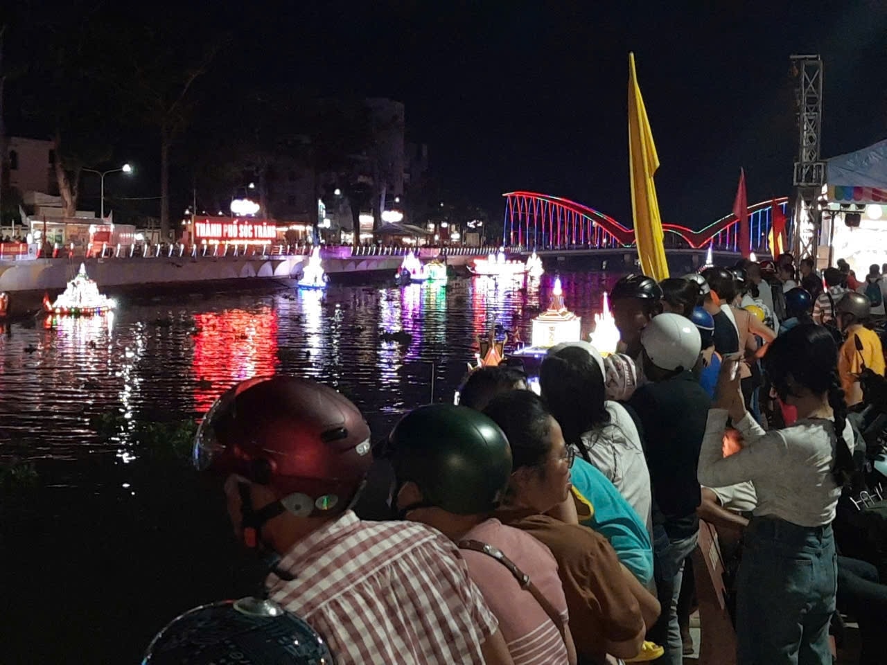 Buổi trình diễn thu hút đông đảo người dân tới xem