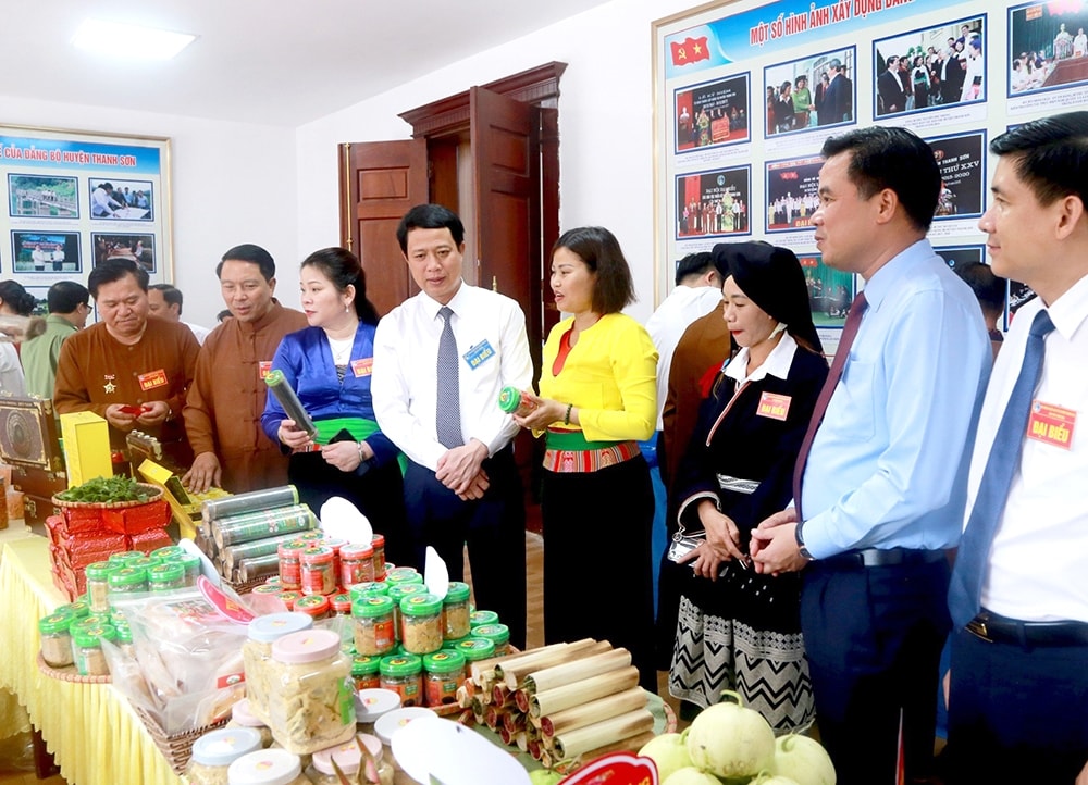 Các đại biểu thăm quan gian hàng sản phẩm đặc trưng của đồng bào DTTS huyện Thanh Sơn tại Đại hội đại biểu các DTTS huyện Thanh Sơn lần thứ IV năm 2024. Các đại biểu thăm quan gian hàng sản phẩm đặc trưng của đồng bào DTTS huyện Thanh Sơn tại Đại hội đại biểu các DTTS huyện Thanh Sơn lần thứ IV năm 2024.