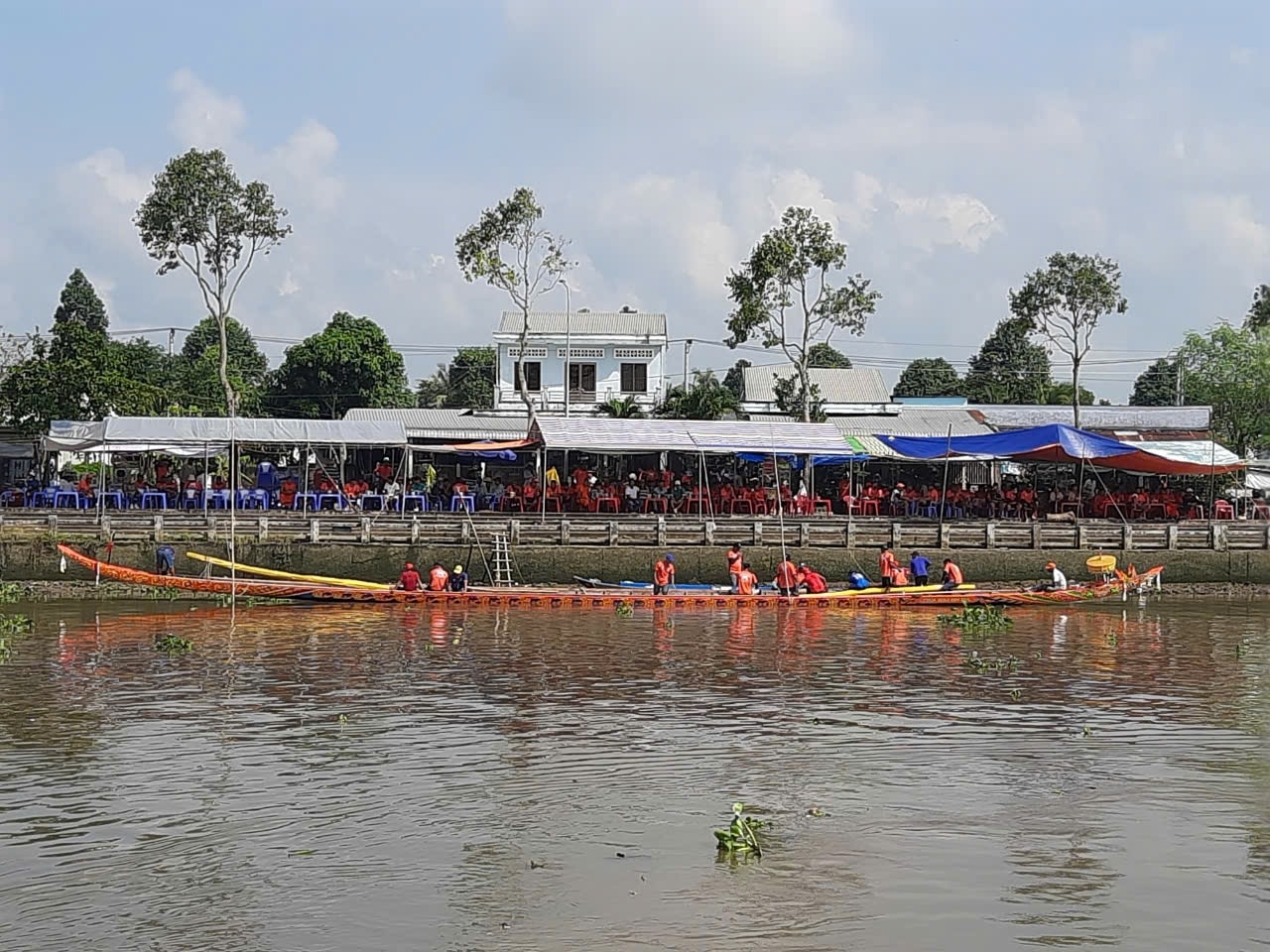 Ghe Ngo được đưa đến đậu dọc 2 bên bờ sông Maspéro