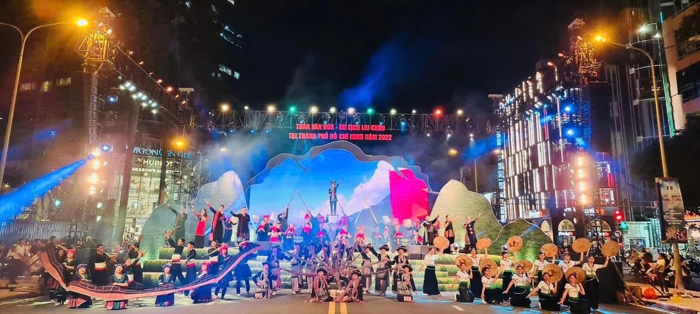 Chương trình nghệ thuật giới thiệu văn hoá đăc sắc các dân tộc tỉnh Lai Châu tại Lễ khai mạc Tuần Văn hoá – Du lịch Lai Châu năm 2022 tại thành phố Hồ Chí Minh ( ảnh minh hoạ). Chương trình nghệ thuật giới thiệu văn hoá đăc sắc các dân tộc tỉnh Lai Châu tại Lễ khai mạc Tuần Văn hoá – Du lịch Lai Châu năm 2022 tại thành phố Hồ Chí Minh ( ảnh minh hoạ).