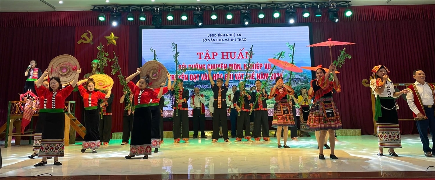 Sở VHTT Nghệ An tổ chức tập huấn, bồi dưỡng chuyên môn, truyền dạy văn hóa phi vật thể tại Quế Phong và Quỳ Hợp Sở VHTT Nghệ An tổ chức tập huấn, bồi dưỡng chuyên môn, truyền dạy văn hóa phi vật thể tại Quế Phong và Quỳ Hợp